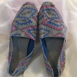 Toms Alpargata Slip-ons in gray geometric pattern